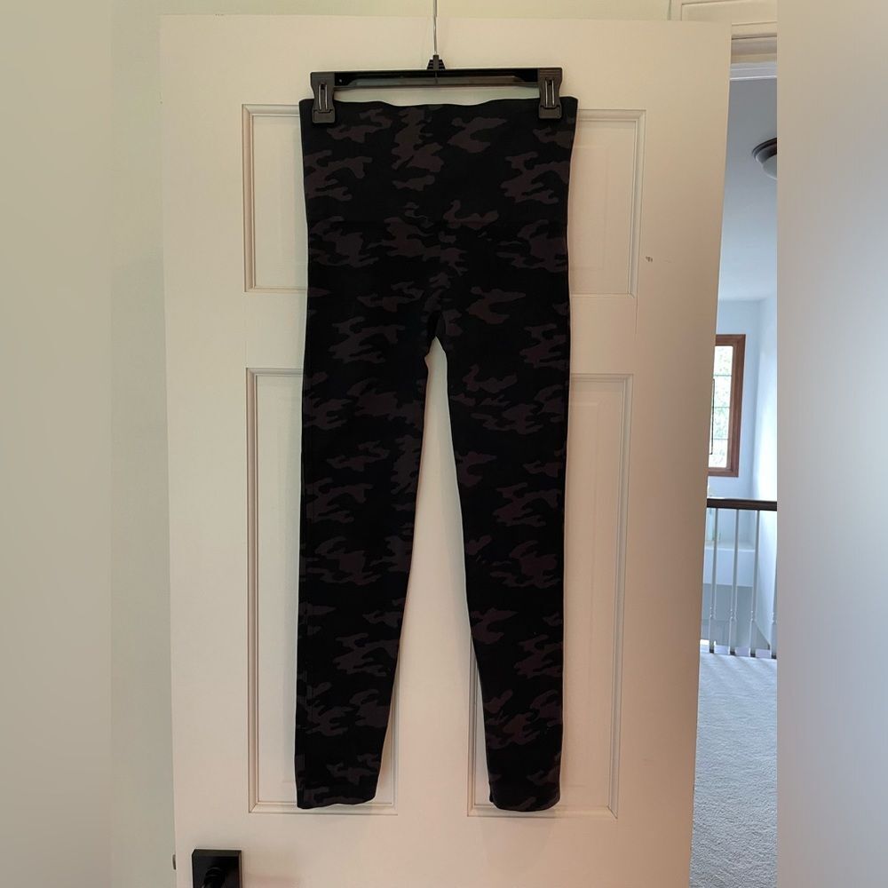 SPANX Look at me Now Seamless leggings size L Black Camo EUC